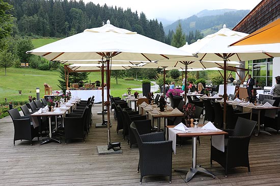 Smoky Friday mit Bergblick auf der Sonnenterrasse des Kempinski Hotel Das Tirol (©Foto: Martn Schmitz)